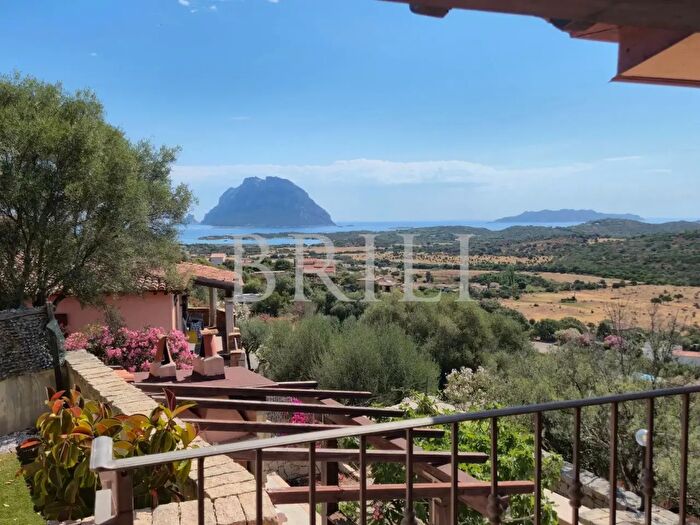 Casa con 8 locali in vendita in Via Mandrolisai, Loiri Porto San Paolo