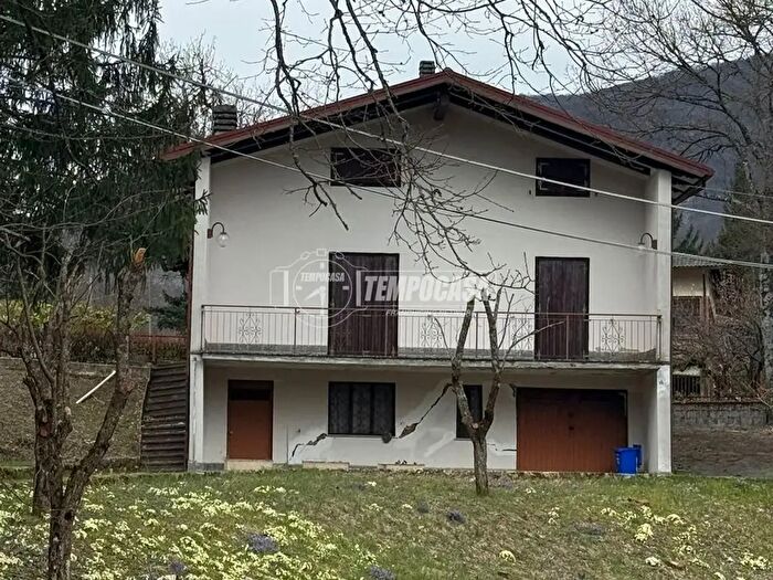 Casa quadrilocale in vendita in Via Martiri Bernini, Corniglio