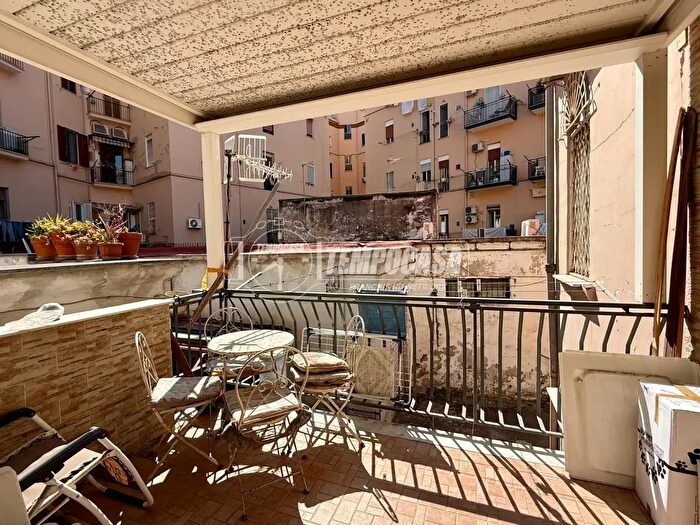 Appartamento bilocale in vendita in Piazza Carlo III, Napoli