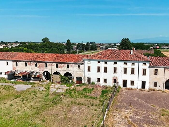 Casa con 8 locali in vendita in Via delle Corti, Oppeano