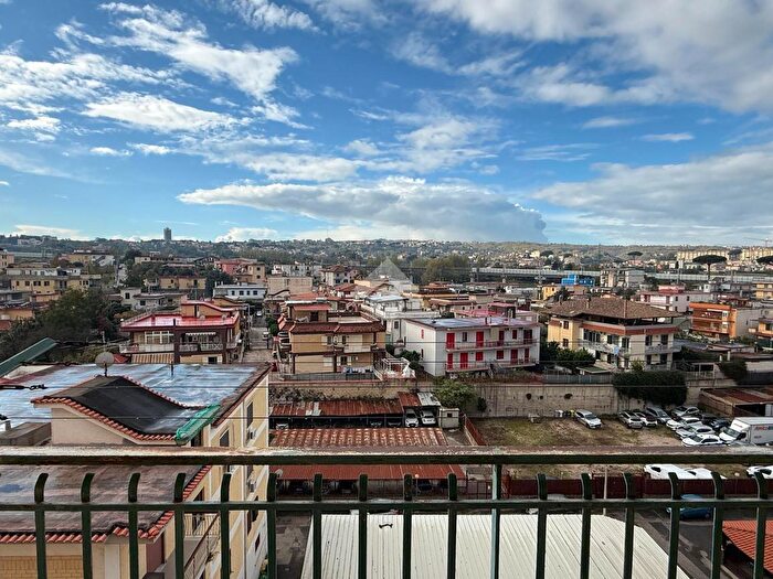 Appartamento con 6 locali in vendita in Via Via Emilio Scaglione, Napoli