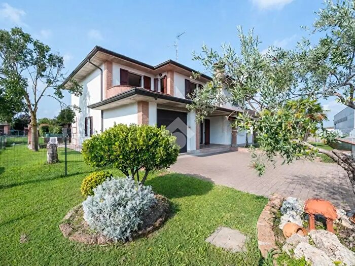 Casa quadrilocale in vendita in Via M Soldati, Suzzara