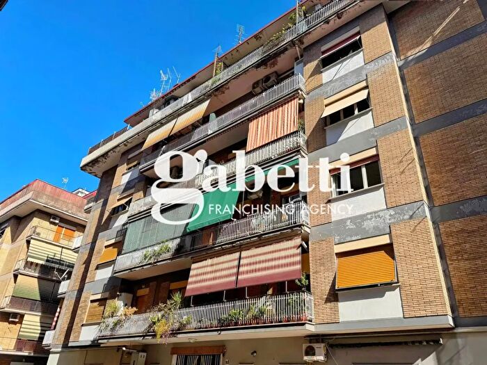Appartamento bilocale in vendita in Via Albona a, Roma