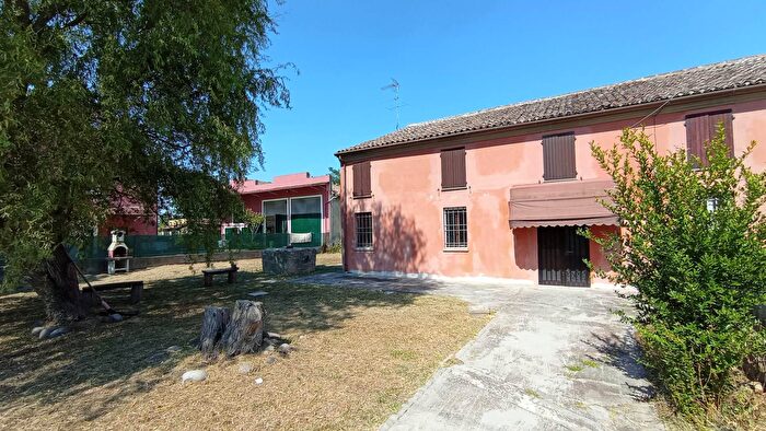 Casa con 10 locali in vendita in Via del Passo, Ferrara