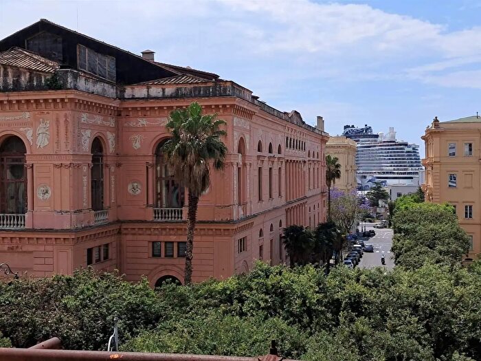 Appartamento trilocale in vendita in Piazza Matteo Luciani, Salerno