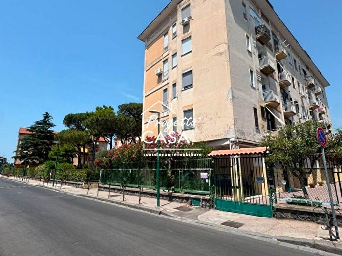 Appartamento trilocale in affitto in Via Lago Lucrino, Ponticelli, Napoli