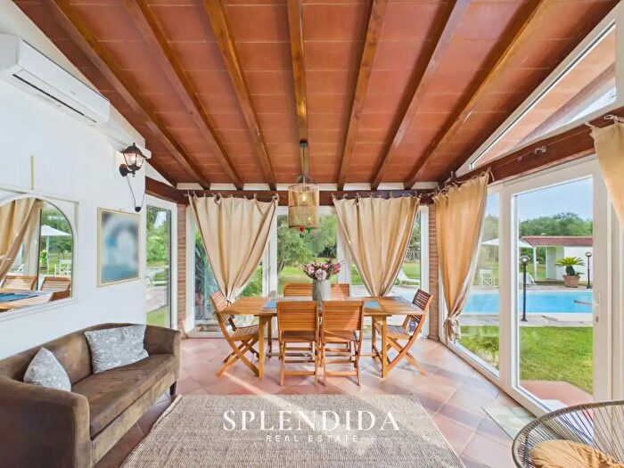 Casa con 8 locali in vendita in Seravezza