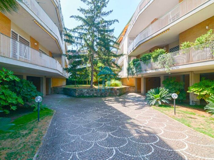 Appartamento con 6 locali in affitto in Viale della Musica, Eur, Roma