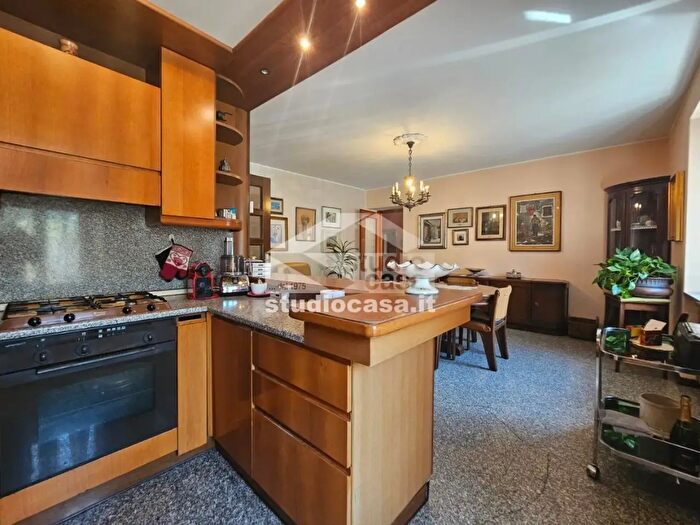 Appartamento trilocale in vendita in Via Cavour, Zogno