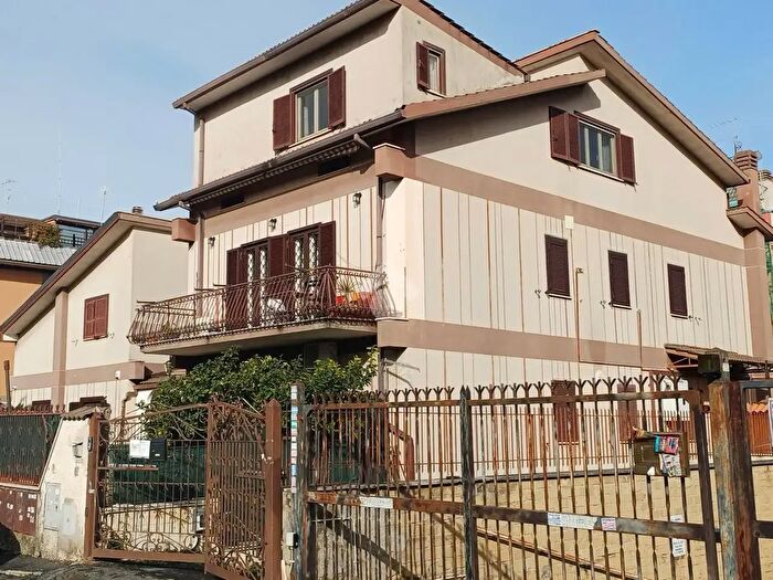 Appartamento quadrilocale in vendita in Via Bivongi, Roma