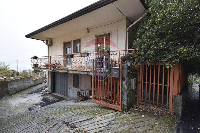 Casa quadrilocale in vendita in Via Miscarello Salice d, Zafferana Etnea