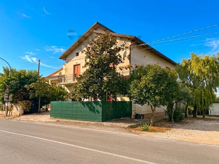 Appartamento con 6 locali in vendita in Via Nevi, Giuliano Teatino