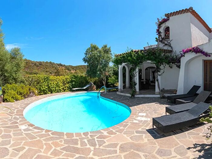 Casa con 7 locali in vendita in Budoni