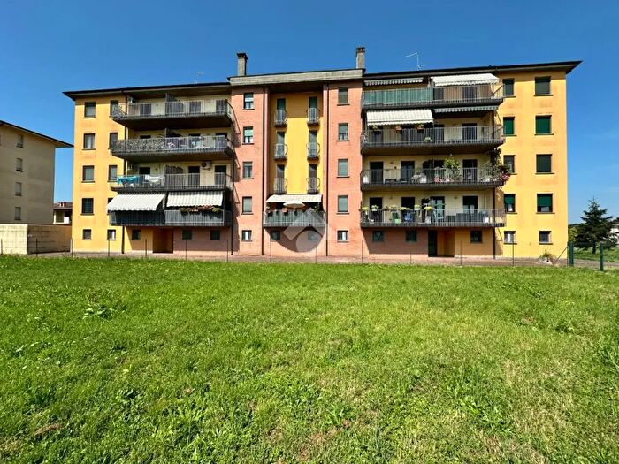 Appartamento trilocale in vendita in Via Greco Nicolò, Pandino