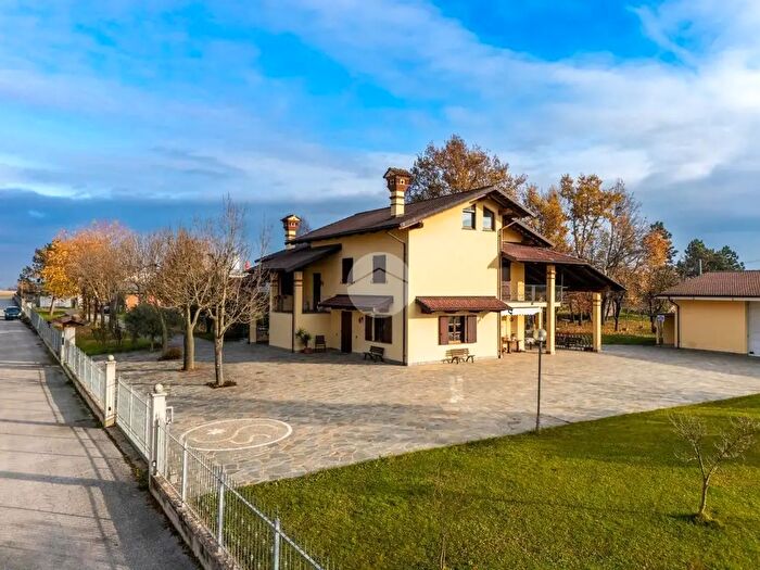 Casa con 9 locali in vendita in Regione Bevilacqua, Narzole