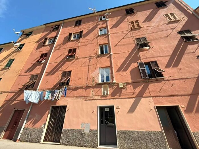 Appartamento trilocale in vendita in Via Fabbriche, Genova