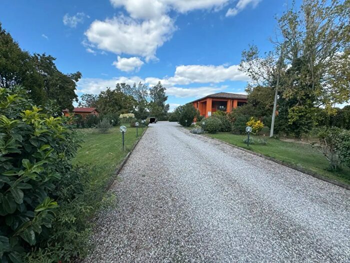 Casa con 11 locali in vendita in Mirandola
