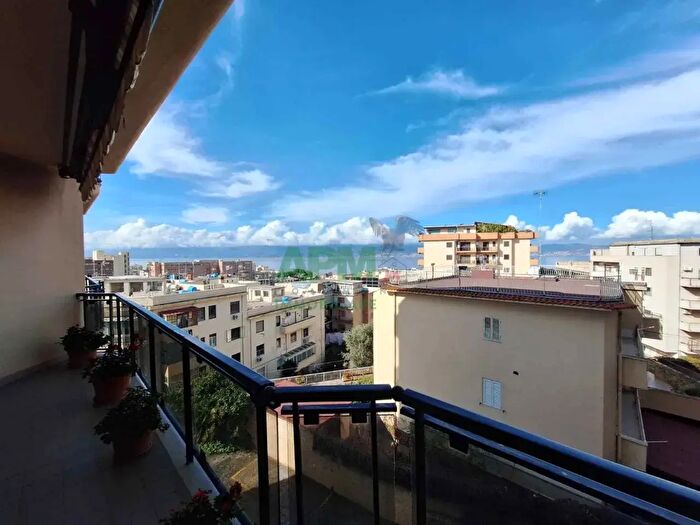 Appartamento con 7 locali in vendita in Strada Diramazione Rausei, Reggio Calabria