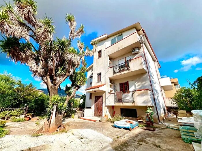 Appartamento trilocale in vendita in Via Alfonso Amorelli, Palermo