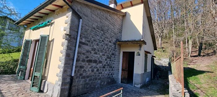 Casa quadrilocale in vendita in Via dellAppennino Vernio, Vernio