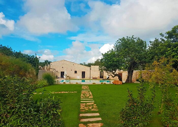 Casa con 9 locali in vendita in Contrada Salina Snc, Scicli