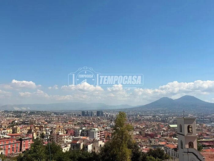 Appartamento con 8 locali in vendita in Napoli