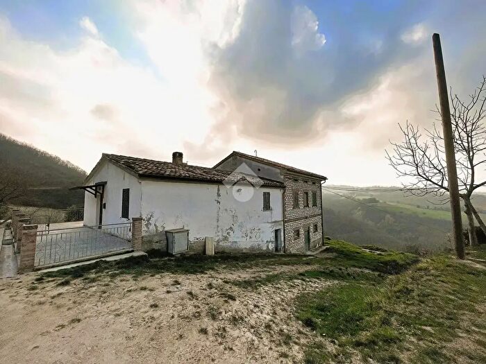 Casa con 7 locali in vendita in Via Palazzo del Piano, Urbino