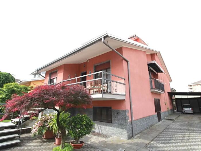Casa con 6 locali in vendita in Via Beretta, Novara