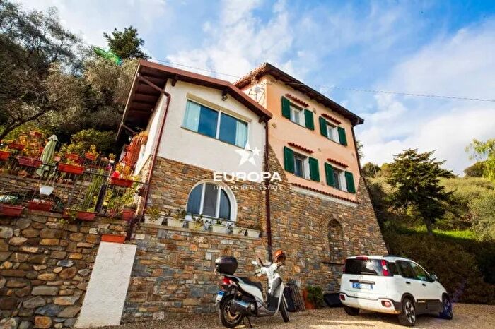 Casa con 6 locali in vendita in Taggia