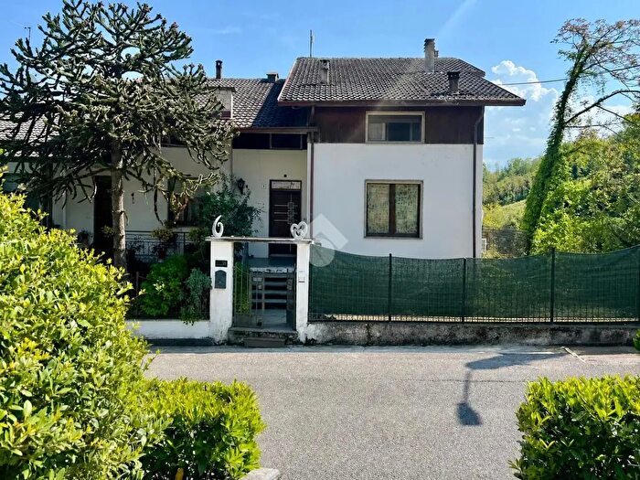 Casa con 6 locali in vendita in Frazione Crocetta, Montecalvo Versiggia