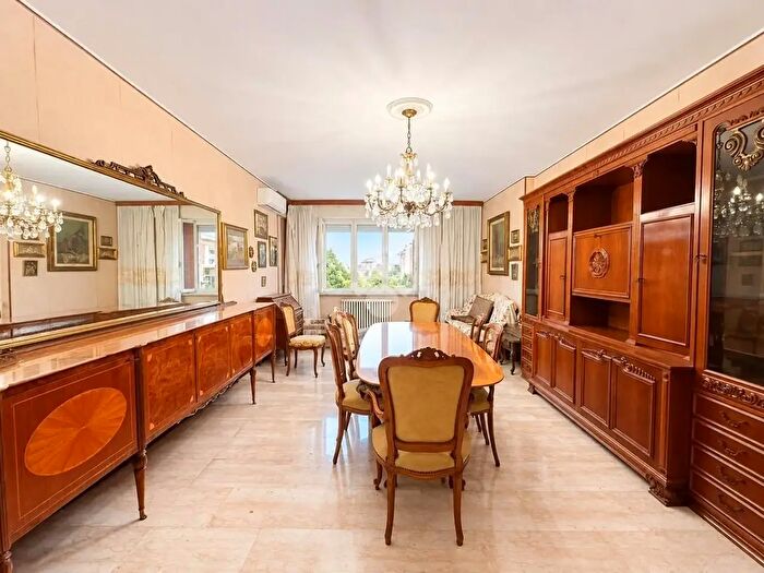 Appartamento trilocale in vendita in Via Costantino Perazzi, Novara