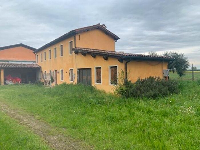 Casa con 6 locali in vendita in Via Lungo Argine, Abano Terme