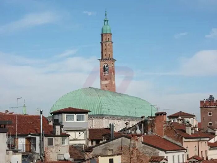 Appartamento quadrilocale in vendita in Contra Giuseppe Garibaldi, Vicenza