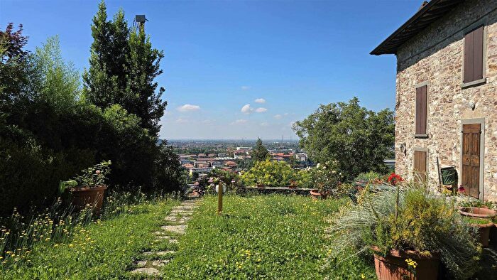 Casa con 10 locali in vendita in Trescore Balneario