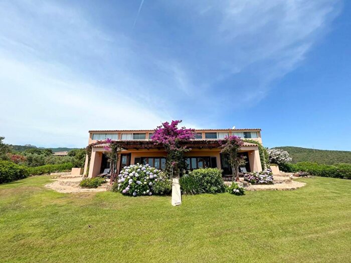 Casa con 6 locali in affitto in Via Milmeggiu, Portisco, Olbia