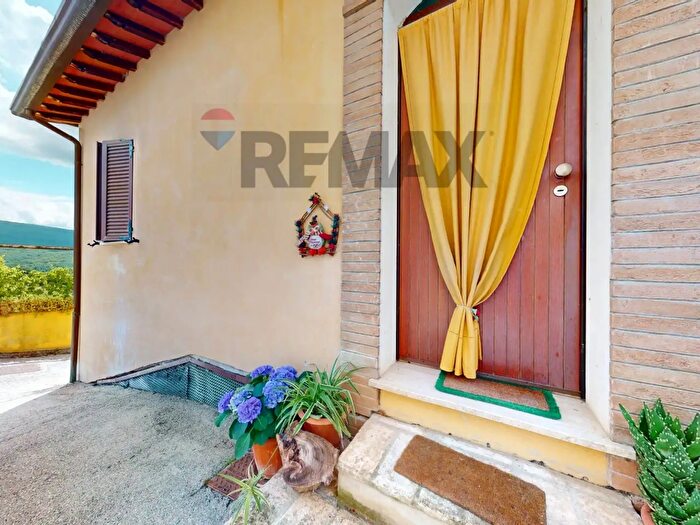 Casa con 6 locali in vendita in Valtopina