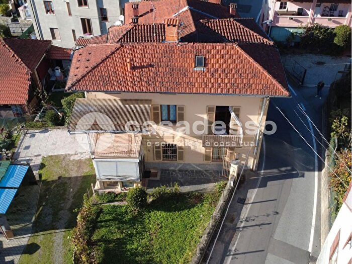 Casa quadrilocale in vendita in Frazione Plello, Borgosesia