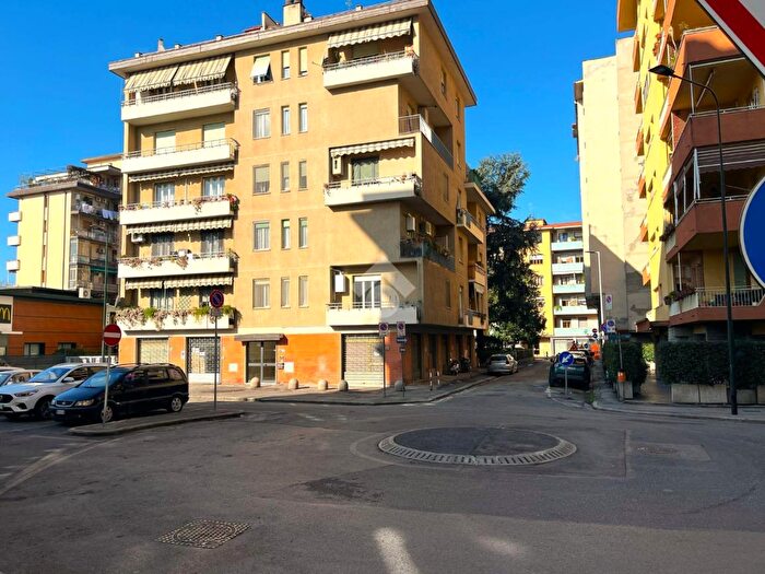Appartamento con 5 locali in affitto in Via Caduti di Cefalonia, Firenze