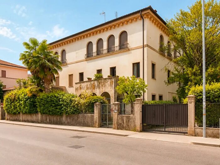 Casa quadrilocale in vendita in Viale Legione Antonini, Vicenza