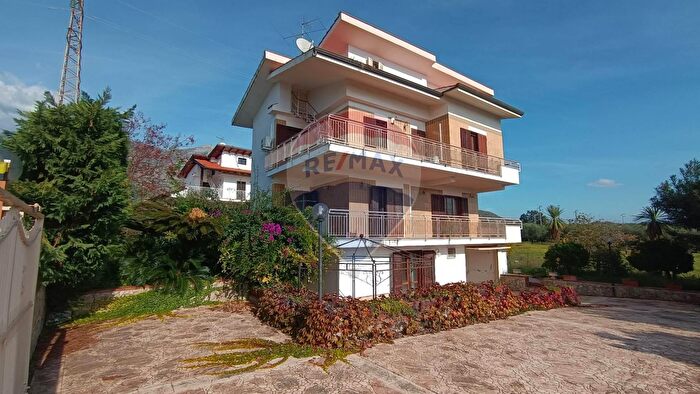 Casa con 6 locali in vendita in Formia