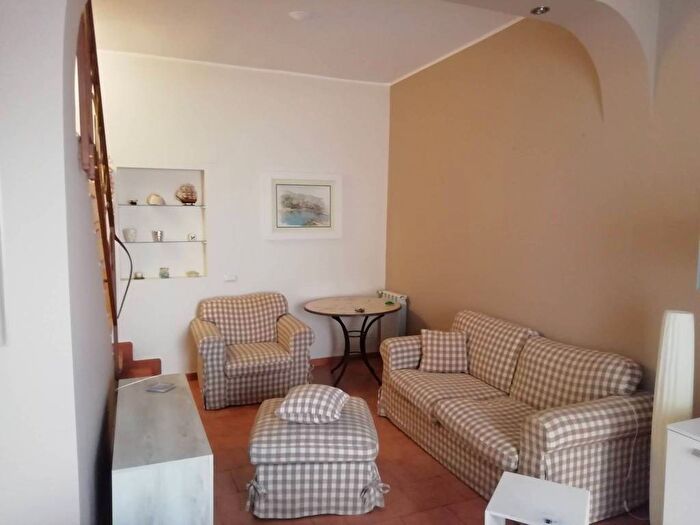 Casa quadrilocale in affitto in Vico Scionti, Centro, Aci Castello
