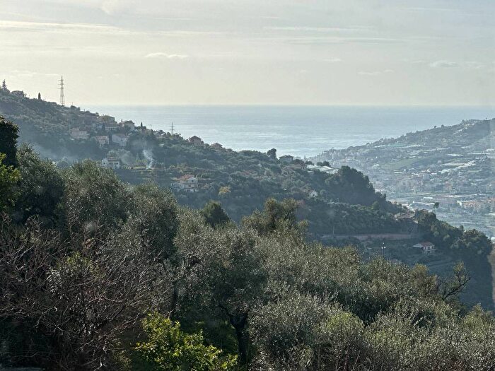 Casa con 6 locali in vendita in Via Giuseppe Mazzini, Castellaro