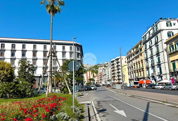 Appartamento con 5 locali in vendita in Vico Fiorentine a Chiaia, Napoli