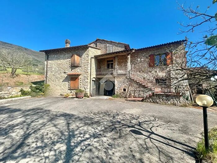 Casa con 7 locali in vendita in Via Massera, Assisi