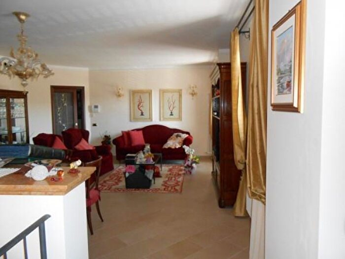 Appartamento con 6 locali in vendita in Via Amendola, Monte Roberto