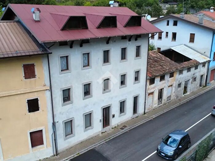Casa con 6 locali in vendita in Via Culturis, Chiusaforte