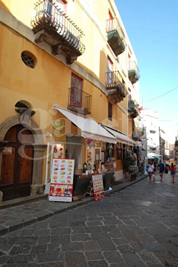 Appartamento con 6 locali in vendita in Via Garibaldi, Lipari