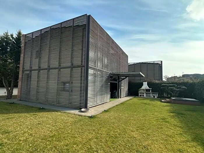 Casa con 8 locali in vendita in Località Le Muracce Snc, Sutri