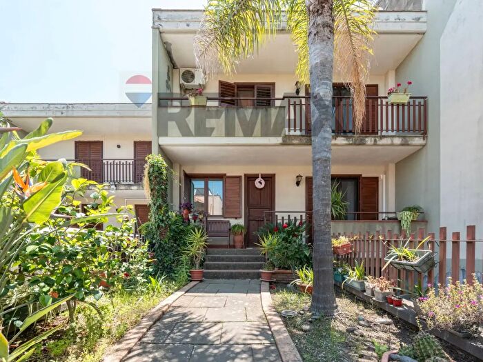 Casa con 7 locali in vendita in Via Taro, Acireale