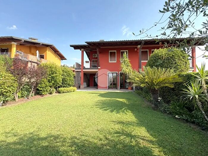 Appartamento trilocale in vendita in Via Ri Fiochel, Padenghe Sul Garda